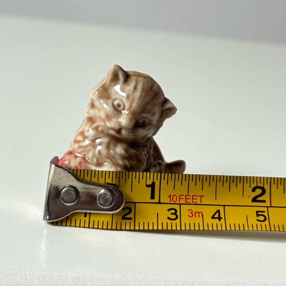 Vintage Wade England Mini Ceramic Kitten Figurine with yarn - Brown and Pink - Picture 7 of 11